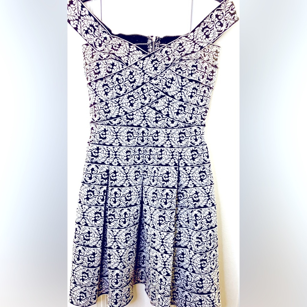GRACIA SLEEVELESS OFF SHOULDER DRESS SIZE: S